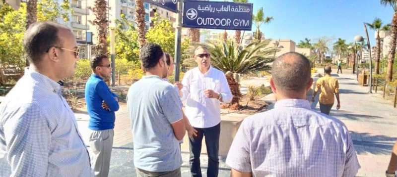 رئيس مدينة الغردقة يتابع اعمال رفع كفاءة ورصف الطريق الساحلي