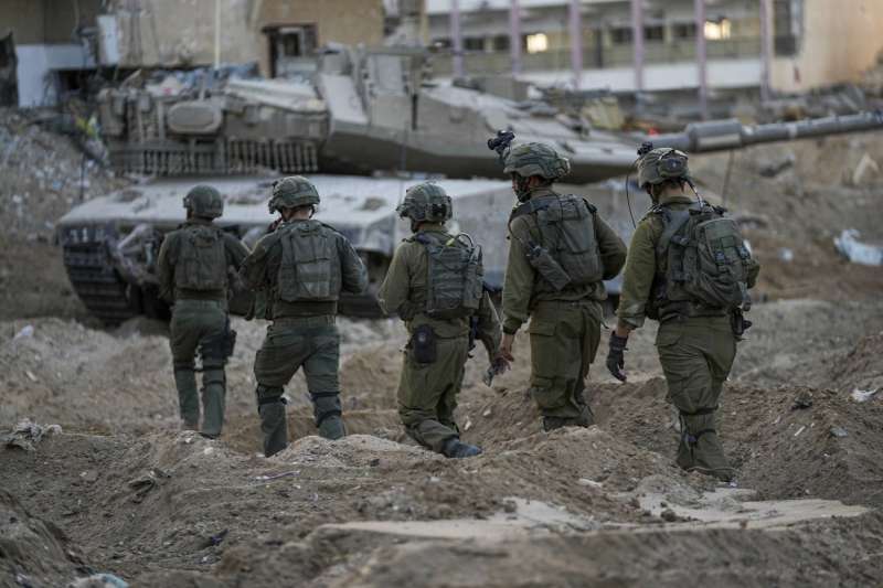 جيش الاحتلال الإسرائيلي يقتحم عدة مناطق في الضفة الغربية ومقتل شخص قرب الخليل