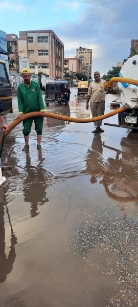سحب تجمعات مياه الأمطار من شوارع الشهداء بالمنوفية