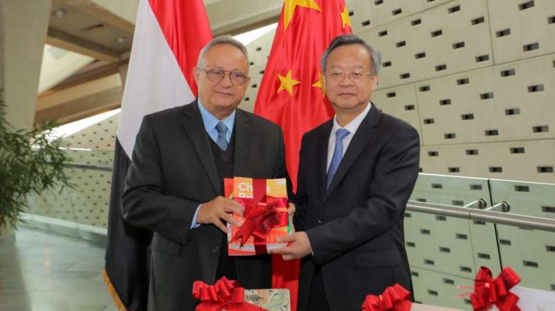 برنامج ”روعة الصين 2023” يهدي مكتبة الإسكندرية مجموعة من الكتب