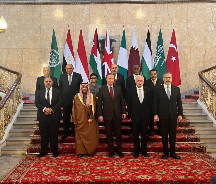 اللجنة الوزارية المكلفة من القمة العربية الإسلامية تعقد اجتماعاً رسمياً مع وزير الخارجية البريطاني
