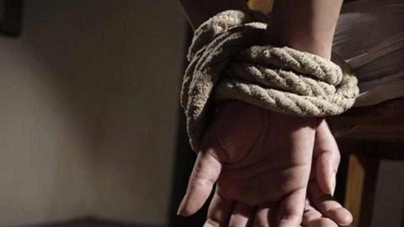 خطوه وسرقوا محل..عرض المجني عليه في واقعة احتجاز شخص وإجباره علي توقيع إيصالات امانة