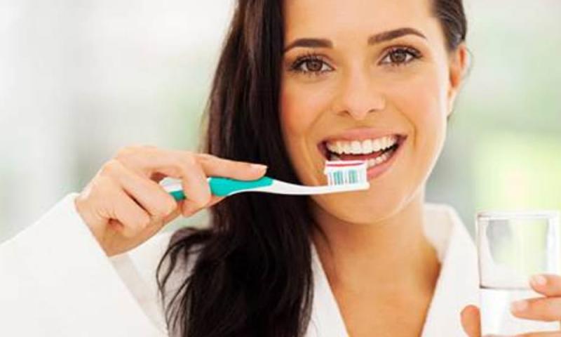مخاطر مشاركة فرشاة الأسنان مع الآخرين والطرق السليمة للتنظيف