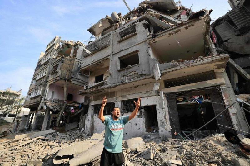 تأجيل هدنة غزة الى غدا الجمعة وجيش الإحتلال يواصل قصف غزة برا وبحرا وجوا