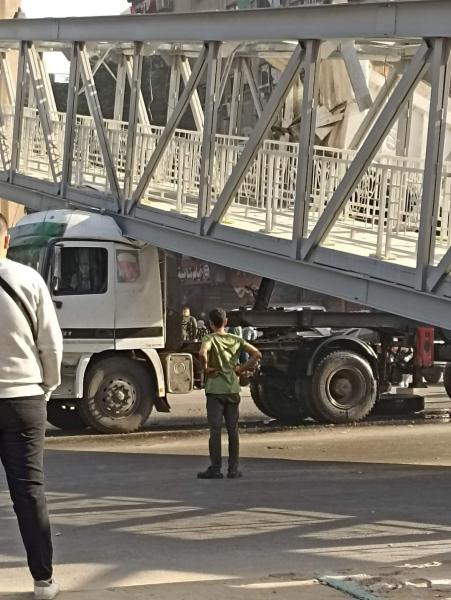 المعاينة تكشف ملابسات حادث كوبري المشاة بشارع أحمد عرابي بالجيزة:اصطدمت به سيارة نقل ثقيل