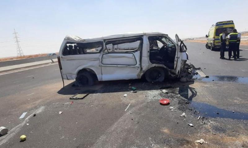 مصرع مواطن وإصابة 12 آخرين فى حادث سيارة محملة بالعمال بطريق الفيوم