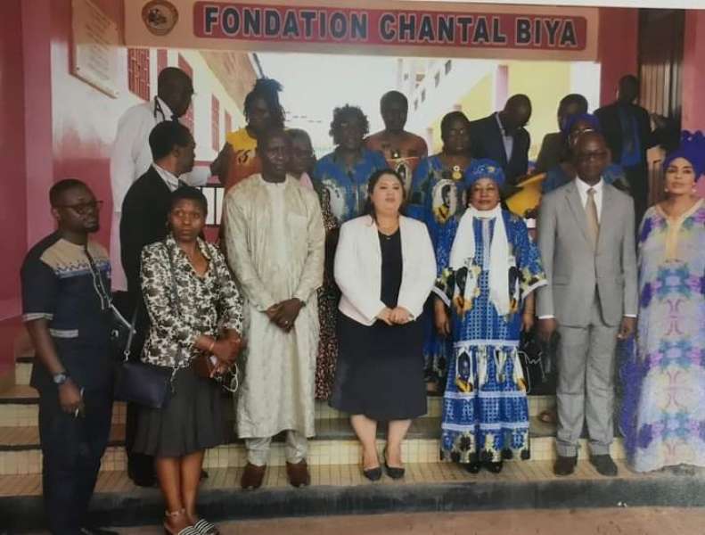 السفيرة المصرية في الكاميرون تقوم بتسليم مؤسسة ”شانتال بيا” أدوية لعلاج الأطفال مهداه من شركة فاركو للأدوية
