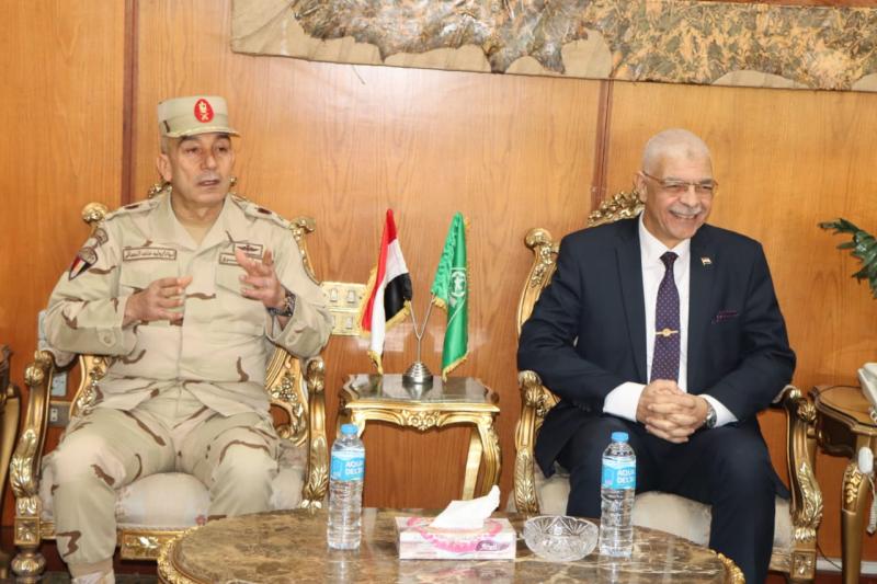 رئيس جامعة المنوفية يستقبل قائد قوات الدفاع الشعبي والعسكري