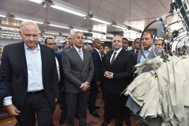 وزير العمل يزور الشركة السويسرية للملابس الجاهزة بالمنطقة الصناعية ببني سويف