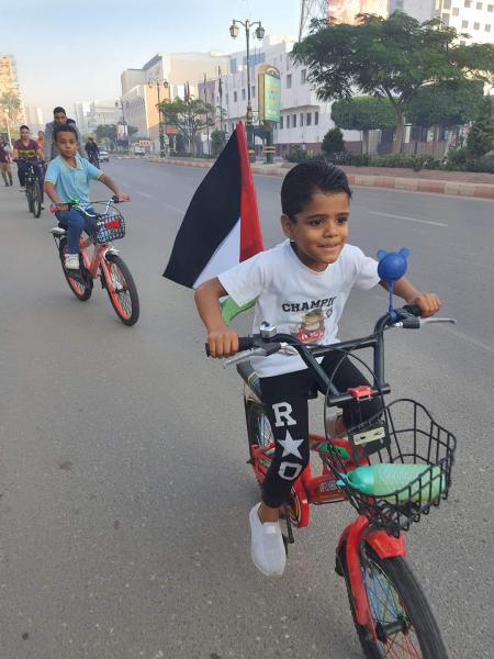 ”رايد فلسطين” بالعجلة وعلم فلسطين..الأطفال تجوب شوارع دمنهور لدعم أهل غزة