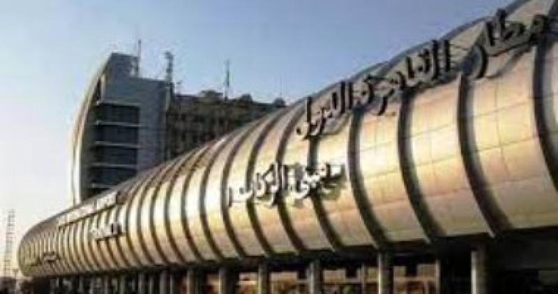 حقيقة استبدال مواطن عملات أجنبية بأخرى محلية في مطار القاهرة