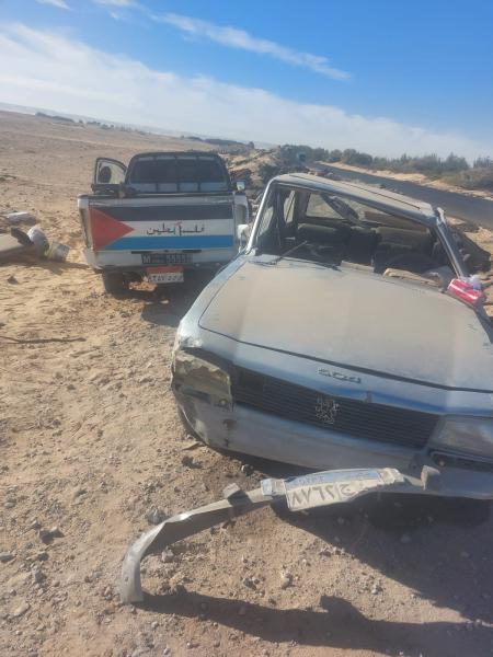 بينهم أب وطفليه.. إصابة 6 أشخاص إثر تصادم سيارتين على صحراوي قنا