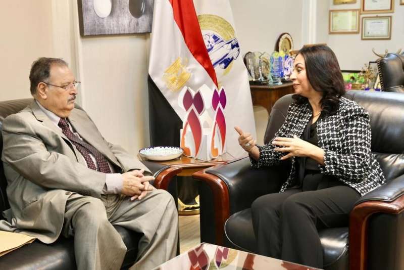 رئيس بعثة الجامعة العربية لمتابعة الانتخابات الرئاسية المصرية يلتقي رئيسة المجلس القومي للمرأة