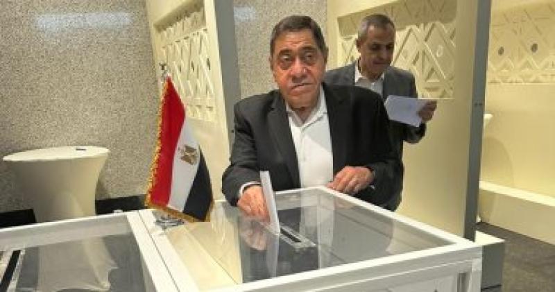 المستشار عبد المجيد محمود النائب العام السابق يدلى بصوته فى الانتخابات الرئاسية بأبو ظبى