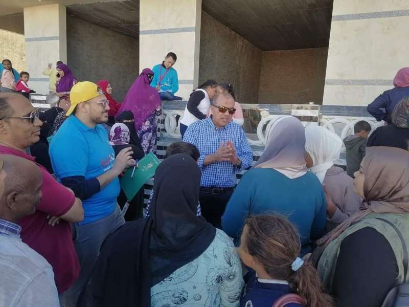 رئيس مدينة مرسى علم يتفقد القافلة الطبية للكشف على المواطنين