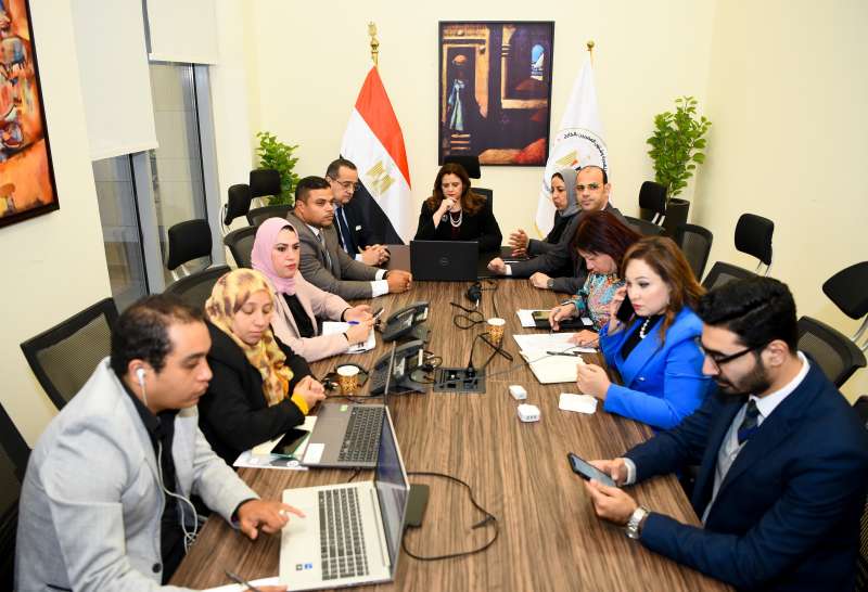 السفيرة سها جندي تستعرض تقرير من غرفة عمليات وزارة الهجرة لمتابعة انتخابات المصريين بالخارج