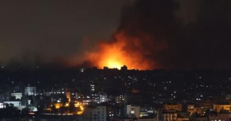 القاهرة الإخبارية: جيش الاحتلال يطلق قنابل ضوئية في سماء خان يونس
