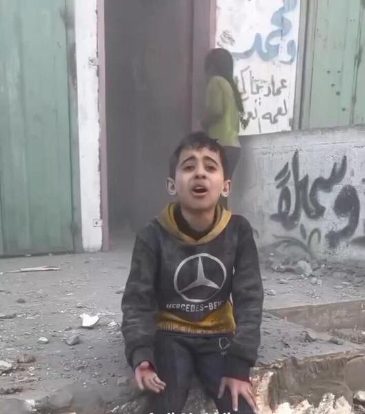 ”أبي وأخي استشهدوا”..مآساة طفل فلسطيني بعد استهداف الاحتلال لمنزلهم