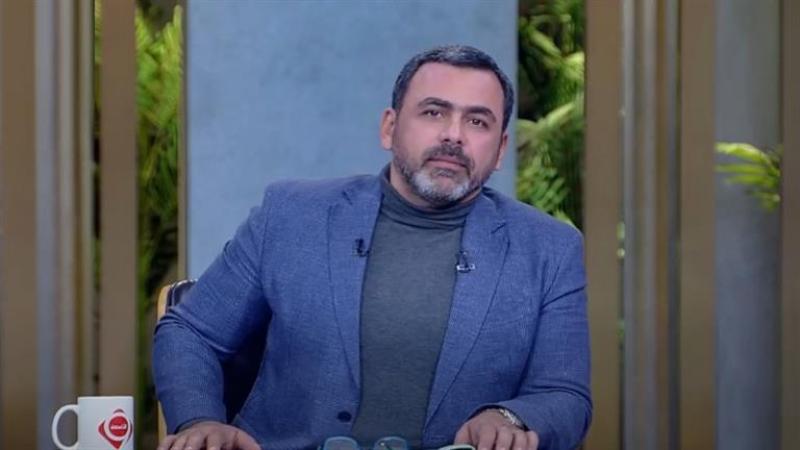يوسف الحسيني مهاجمًا عمرو أديب: عايز إيه من البلد