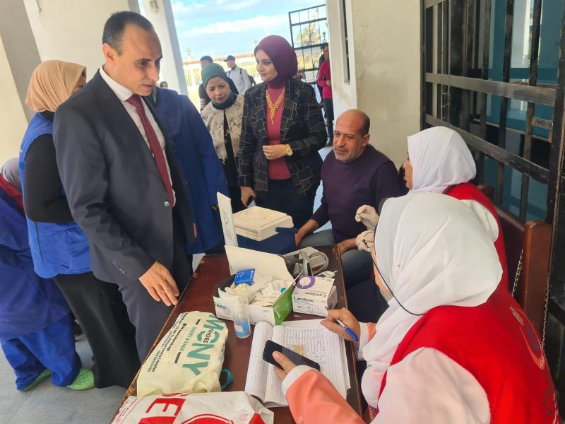 وكيل ”صحة البحيرة” يتابع عمل حملة ”١٠٠ يوم صحة” بكلية التربية بدمنهور