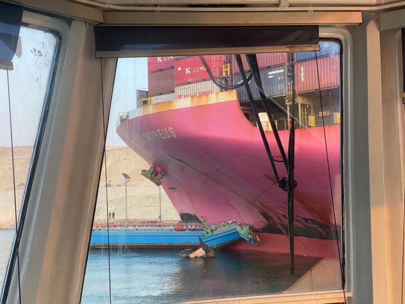 الصور الأولي لحادث اصطدام سفينة ط الحاويات ONE ORPHEUS بكوبري منسي بالمجري الملاحي لقناة السويس