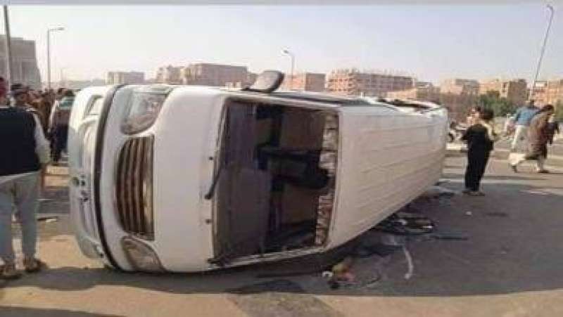وفاة سائق ميكروباص وإصابة آخرين في حادث على الطريق الإقليمي