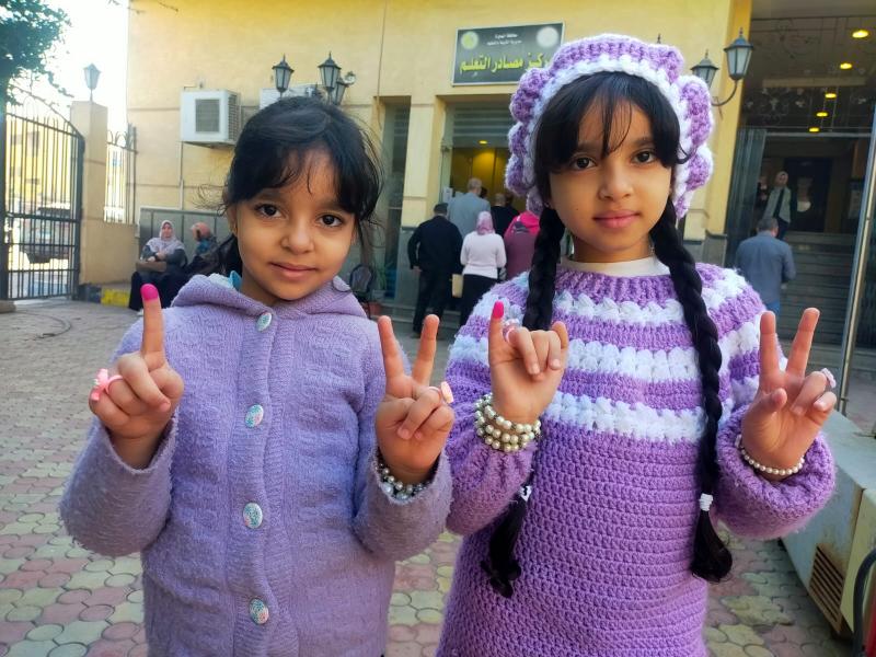 فرحة أطفال البحيرة بالحبر الفسفوري وأعلام مصر من داخل لجان الانتخابات الرئاسية