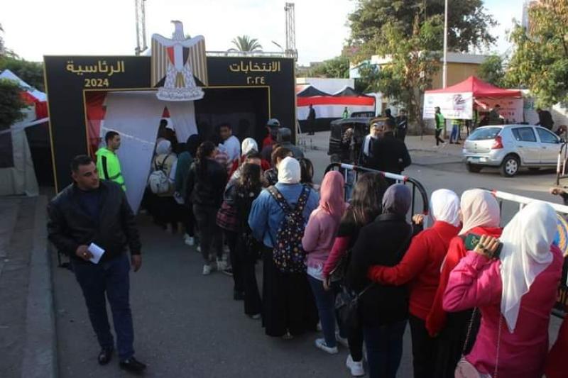 شباب مصر يحتشدون بالصفوف الأولى للتصويت بالانتخابات الرئاسية