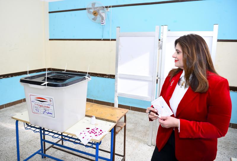 وزيرة الهجرة تدلي بصوتها في الانتخابات الرئاسية المصرية ٢٠٢٤