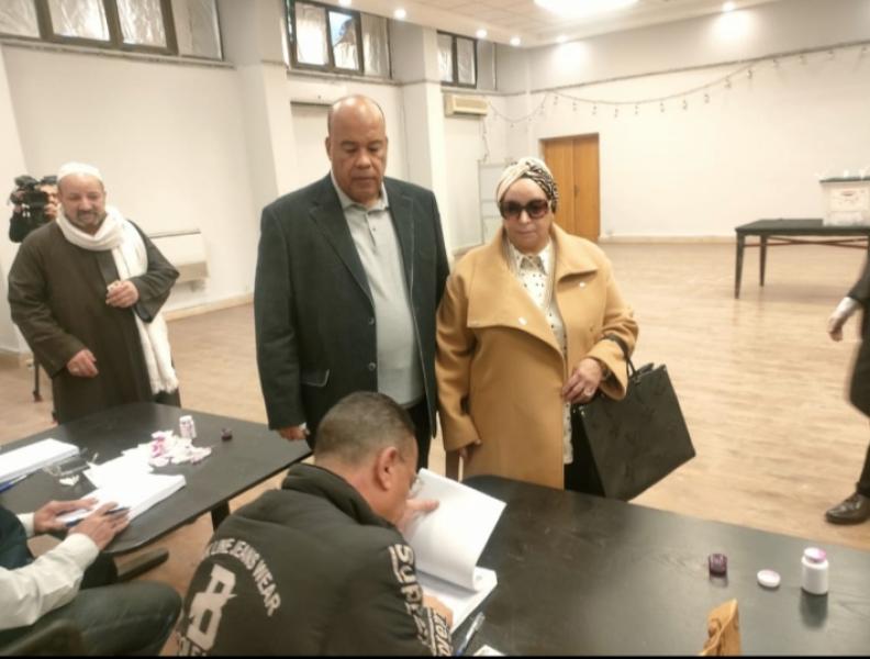 رئيس غرفة القاهرة يدلي بصوته في الانتخابات الرئاسية بالزمالك