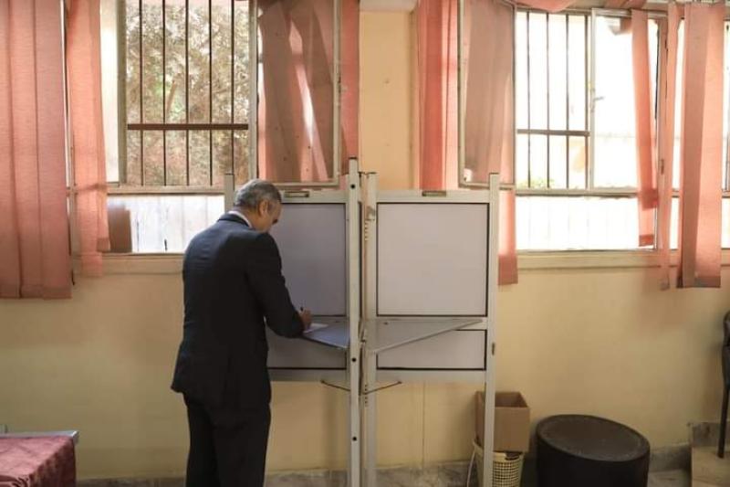 رئيس جهاز حماية المستهلك يُدلي بصوته في الانتخابات الرئاسية بمدينة نصر