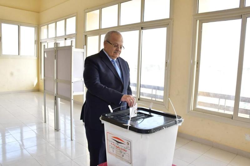 رئيس جامعة القاهرة يُدلي بصوته في انتخابات الرئاسة