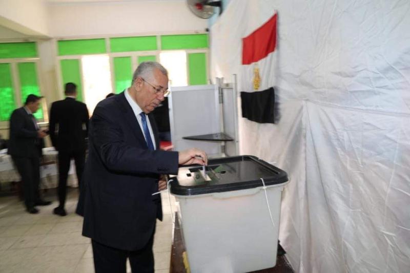 وزير الزراعة يدلي بصوته في الانتخابات الرئاسية ويدعو الفلاحين للمشاركة في اختيار رئيس مصر