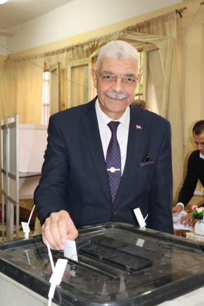 رئيس جامعة المنوفية يُدلي بصوته في الانتخابات الرئاسية بمدرسة الوعي القومي بشبين الكوم