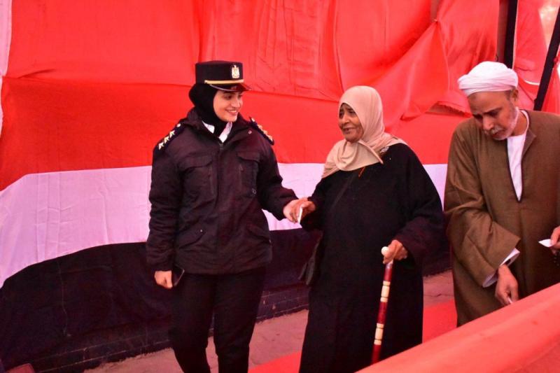 دور إنساني.. الشرطة النسائية تساعد كبار السن خلال الإدلاء بأصواتهم (صور)