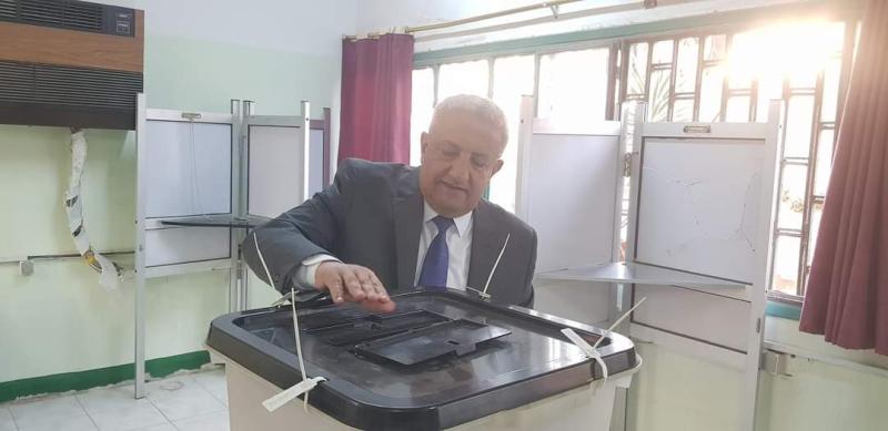 رئيس شركة مياه الشرب بكفر الشيخ يدلي بصوته في الانتخابات الرئاسية بلجنة الوافدين