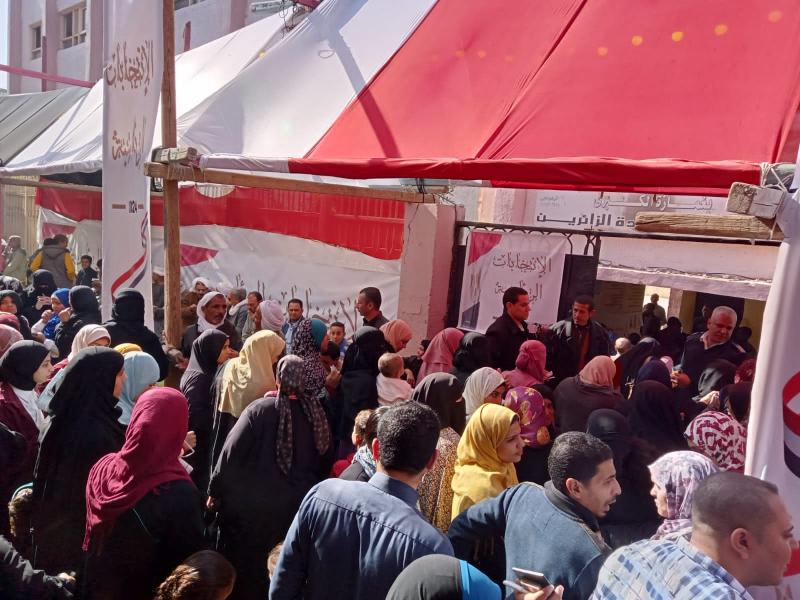 بالصور.. لليوم الثاني أعداد كبيرة من الناخبين أمام اللجان الانتخابية بغمازة الكبرى بمدينة الصف