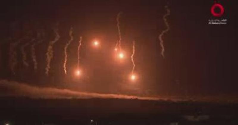 قوات الاحتلال الصهيوني يطلق العشرات من القنابل المضيئة على شمال قطاع غزة