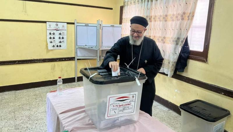 القمص بطرس بسطوروس يدلي بصوته في الانتخابات الرئاسية بدسوق