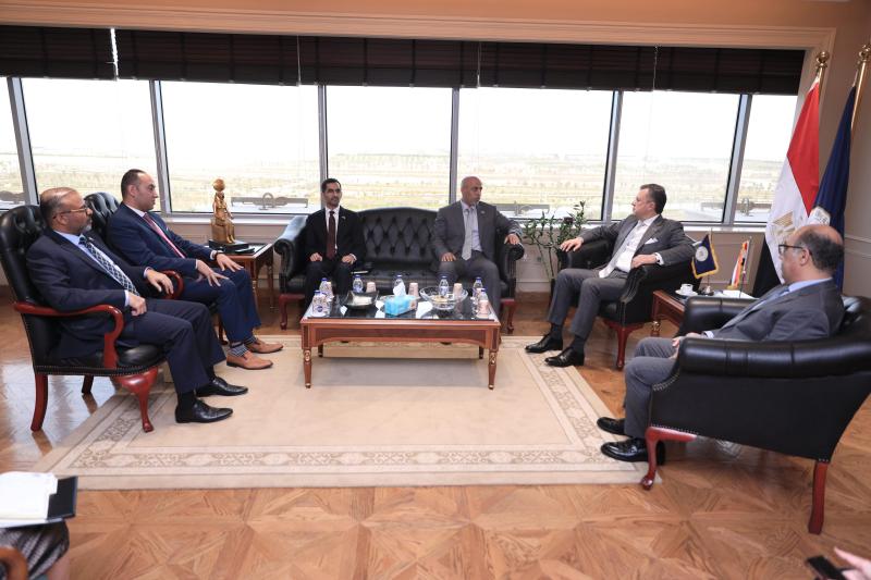 وزير السياحة والآثار يلتقي بوفد من أعضاء هيئة التدريس والدراسين بكلية الدفاع الوطني الإماراتية خلال زيارتهم الحالية لمصر