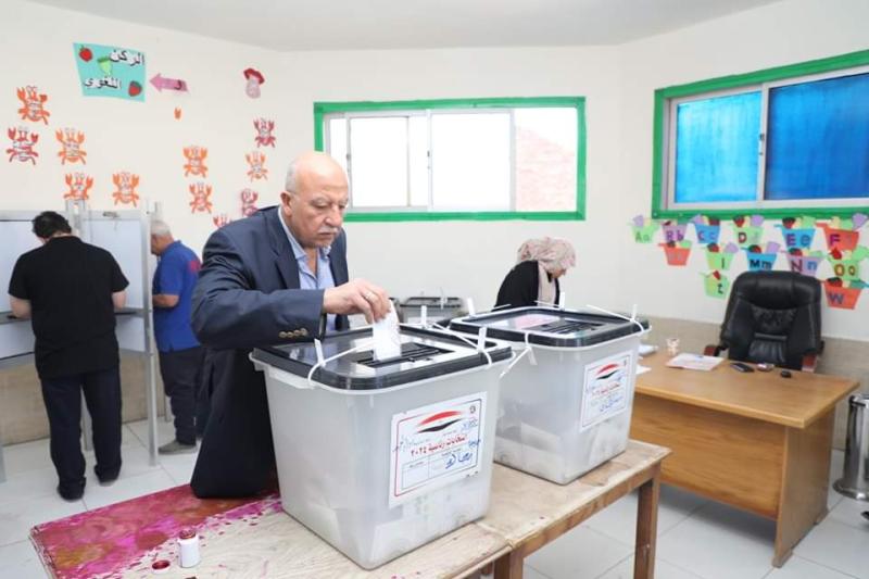 سكرتير عام البحر الأحمر يدلي بصوته في الانتخابات الرئاسية 2024