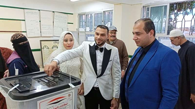 عروسان يدليان بصوتهما في الانتخابات الرئاسية بمسقط رأسهما بكفر الشيخ