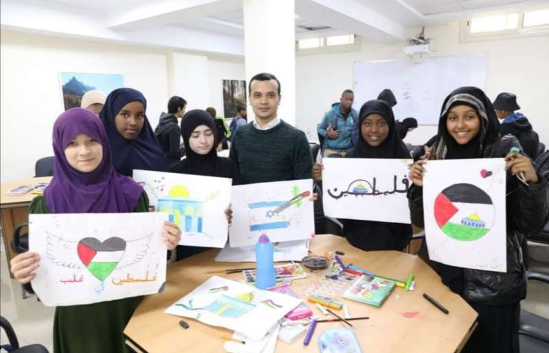 تحت عنوان ”فلسطين عربية”.. إسلام زكى يُشارك فى ورشة تعليم فن الكاريكاتير للوافدين بالأزهر