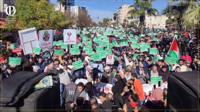 مسيرة في محيط السفارة الأمريكية بالعاصمة الأردنية تحت شعار ”أوقفوا محرقة غزة”