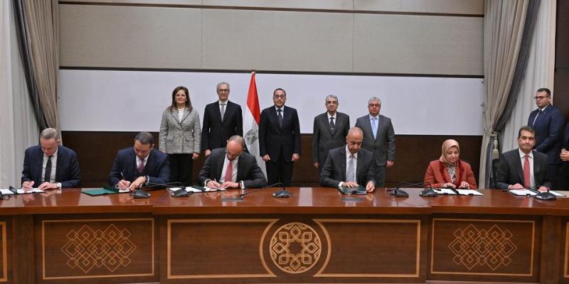 رئيس الوزراء يشهد توقيع اتفاقية لتطوير مشروع للهيدروجين الأخضر مع شركة ”أكوا باور” باستثمارات تتجاوز 4 مليارات دولار