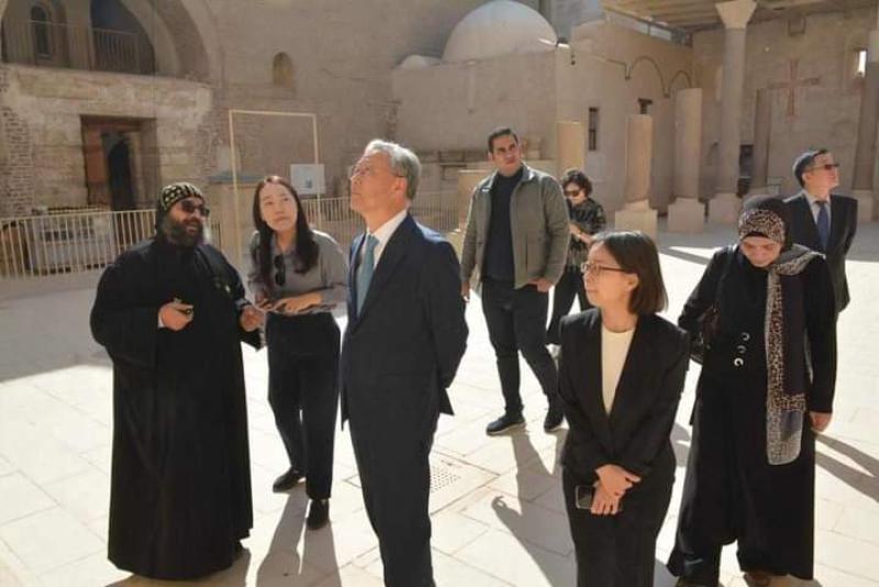 خلال جولته بسوهاج .. سفير كوريا الجنوبية يزور كنيسة ماري جرجس والدير الأحمر