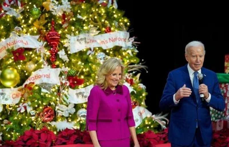 الرئيس الأمريكي يزور الأطفال المرضي بمستشفي واشنطن مع قرب احتفالات الكريسماس