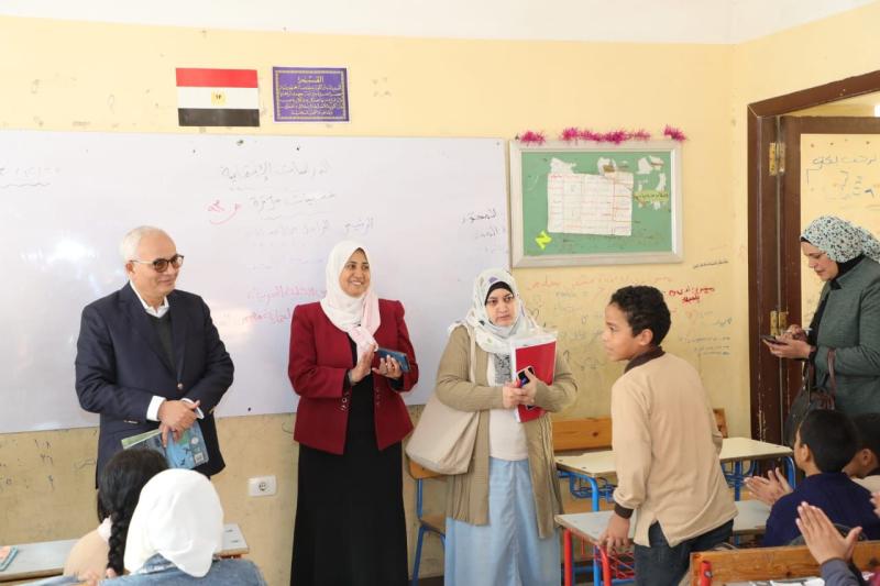 في جولة مفاجئة.. وزير التربية والتعليم يتفقد مدرستين بحي الأسمرات والعمرانية