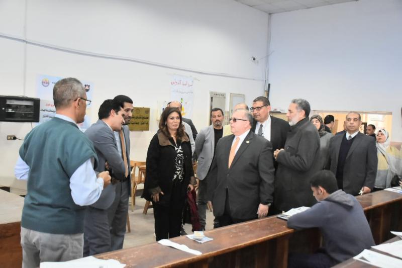رئيس جامعة مدينة السادات تتفقد سير إمتحانات منتصف العام الدراسي الأول
