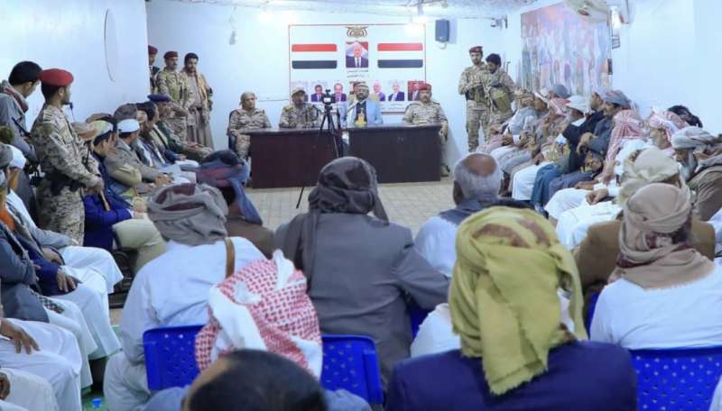 اللواء العرادة يناقش مع الشخصيات الاجتماعية بمأرب الوضع العام ودعم قرارات الحكومة اليمنية